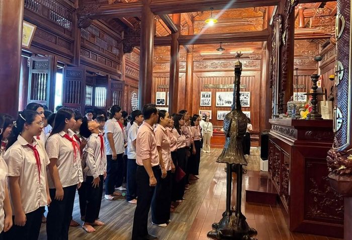Thay vì chỉ tìm hiểu qua sách giáo khoa, học sinh được trực tiếp đến các địa chỉ đỏ tiêu biểu trên địa bàn phường Lào Cai, lắng nghe thuyết minh, quan sát di tích và tham gia các hoạt động tương tác. Mỗi em được phát một “Thẻ hành trình”, lần lượt khám phá 4 trạm trải nghiệm và nhận sticker tương ứng tại mỗi điểm dừng chân