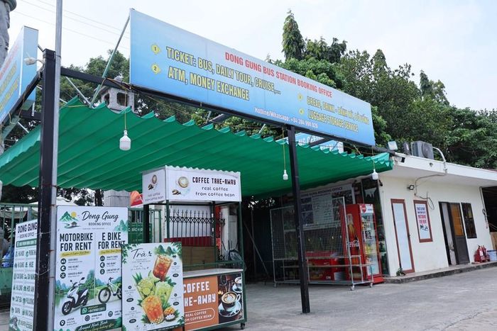 Loạn biển quảng cáo toàn tiếng nước ngoài ngay tại cổng bến xe Đồng Gừng
