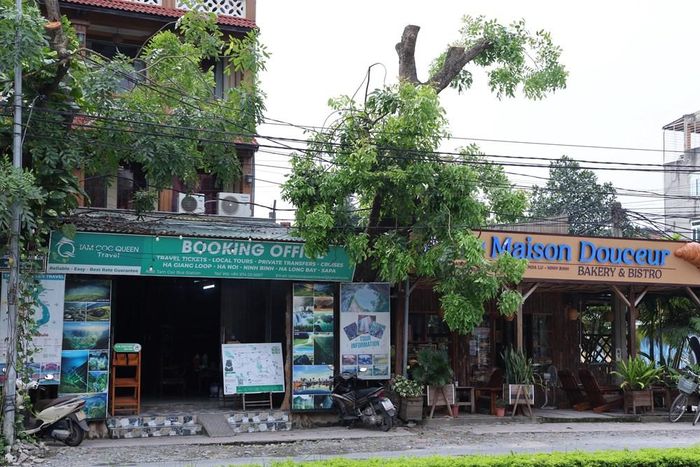 UBND phường Nam Hoa Lư đã yêu cầu Công an cùng các phòng ban rà soát, xử lý việc lắp tên biển tên cơ sở kinh doanh trên địa bàn