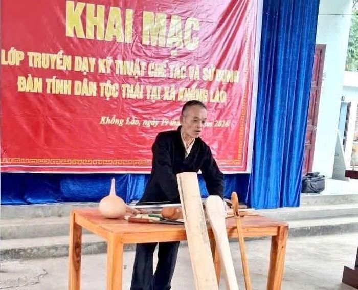 Tại lớp tập huấn, các nghệ nhân trực tiếp hướng dẫn học viên thực hành kỹ thuật chế tác và sử dụng đàn tính. Ảnh: Trịnh Toản