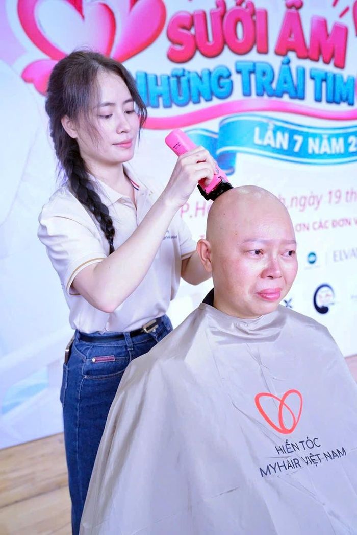 Bệnh nhân xúc động khi được trao tặng tóc