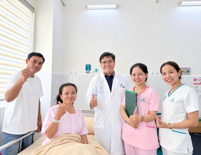 Niềm vui của bệnh nhân K.S. và gia đình, sau khi ca phẫu thuật thành công