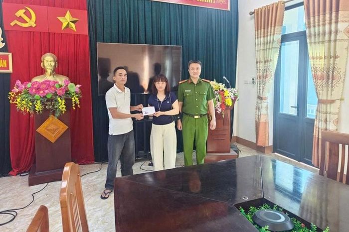 Chi Nguyễn Thị Huệ đã nhận lại số tiền bị chuyển nhầm tại Công an xã Văn Hán