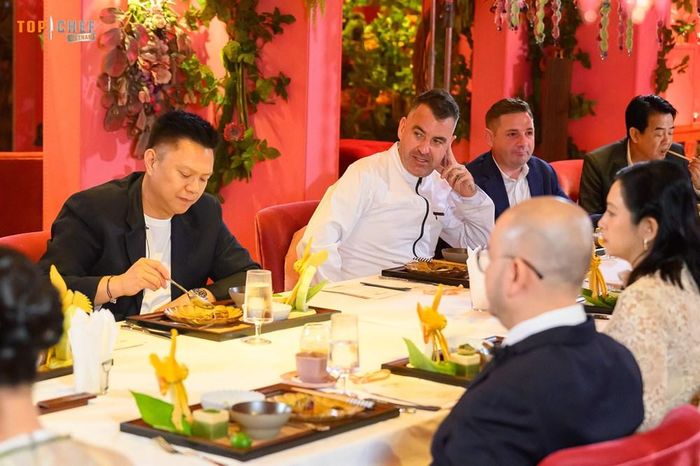 Giám khảo trong phần chấm thi
