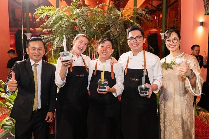 Top 3 cùng hai giám khảo chính