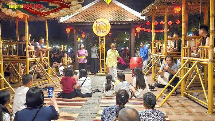 Người dân và du khách tham gia hô hát Bài chòi tại phố cổ Hội An