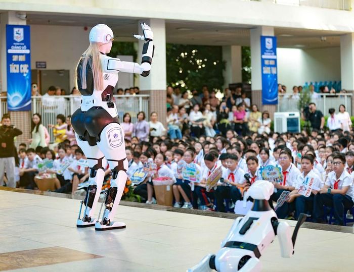 Màn giao lưu đặc biệt giữa học sinh trường THCS Giảng Võ, Hà Nội với những robot AI hình người “AIMOGA” (8/2026). Ảnh: Thanh Tùng