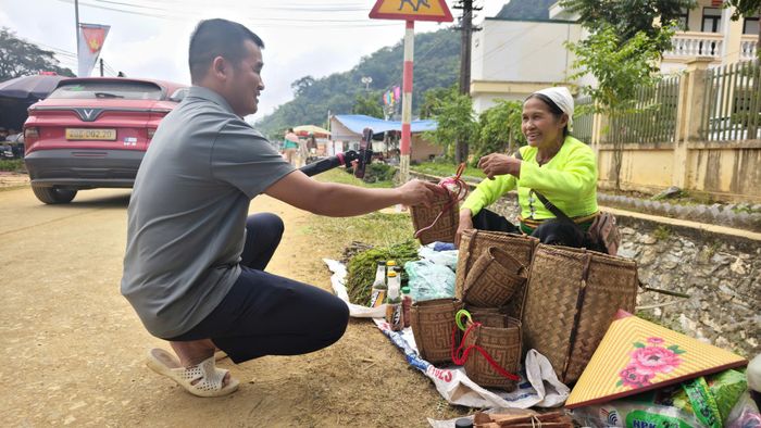 Ông Nguyễn Duy Tư "tác nghiệp" tại chợ phiên Vân Sơn. Ảnh: Huy Thông