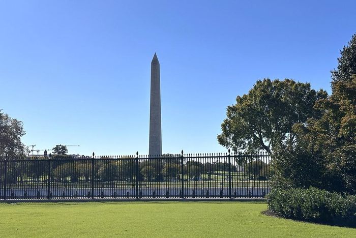 Đài tưởng niệm Washington (Tháp Bút chì) nhìn từ khuôn viên Nhà Trắng