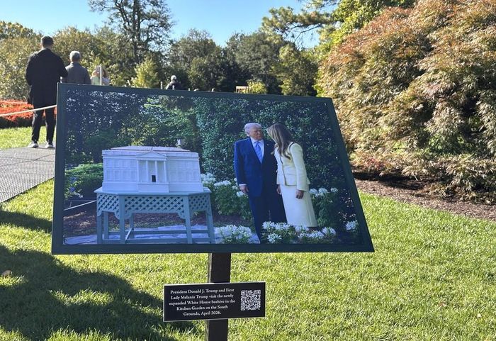 Bức ảnh ghi lại khoảnh khắc Tổng thống Donald Trump và Đệ nhất Phu nhân Melania Trump thăm khu vực tổ ong được mở rộng tại Vườn rau Nhà Trắng vào tháng 4/2026