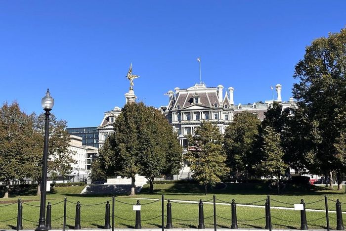 Tòa nhà Văn phòng Hành chính Eisenhower (EEOB) nhìn từ khuôn viên Nhà Trắng tại thủ đô Washington, D.C., Mỹ. Công trình được xây dựng trong giai đoạn 1871–1888, hiện là nơi làm việc của nhiều văn phòng thuộc Phủ Tổng thống và Văn phòng Phó Tổng thống Mỹ