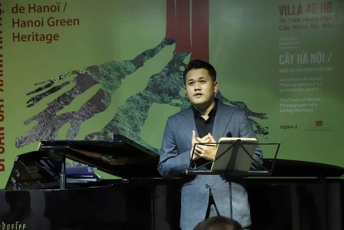 Nghệ sĩ Trường Linh (giọng tenor) biểu diễn tại chương trình. Ảnh: BTC
