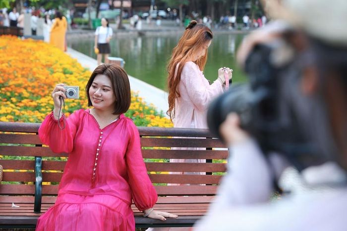 Giới trẻ thích thú vui chơi, chụp ảnh quanh khu vực hồ Hoàn Kiếm trong những ngày Hà Nội có thời tiết đẹp. Ảnh: Lê Đông - TTXVN