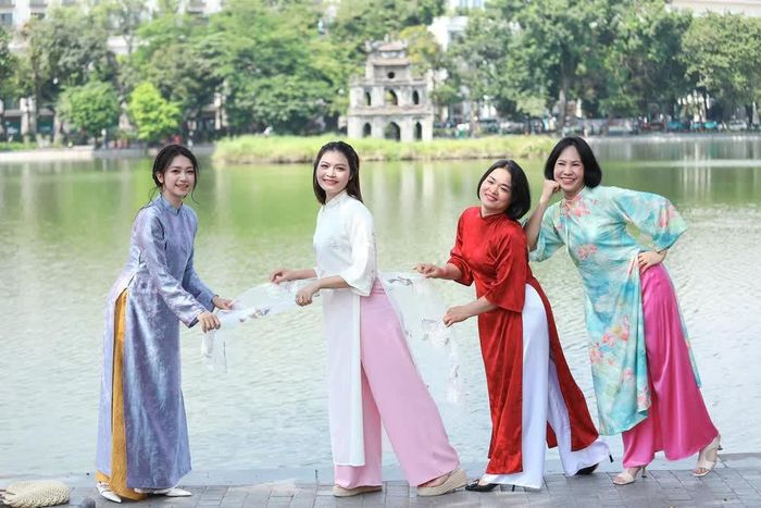 Áo dài truyền thống được nhiều người lựa chọn khi đến hồ Hoàn Kiếm chụp ảnh trong những ngày cận Ngày Phụ nữ Việt Nam 20/10. Ảnh: Lê Đông - TTXVN
