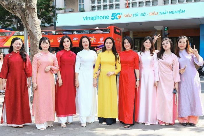 Những tà áo dài với nhiều màu sắc nổi bật bên hồ Hoàn Kiếm. Ảnh: Lê Đông - TTXVN