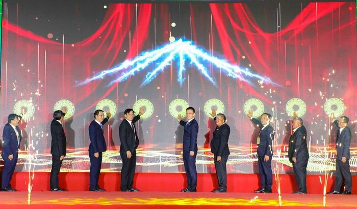 Đại biểu nhấn nút Khai mạc Hội chợ thương mại quốc tế Điện Biên năm 2026