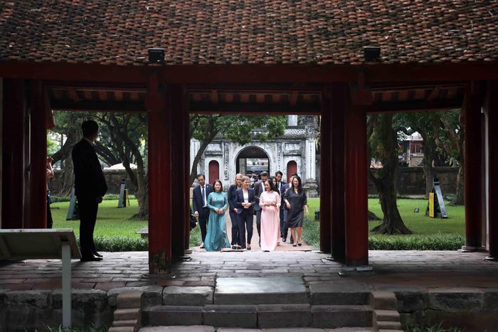 Thủ tướng Liechtenstein Brigitte Haas tham quan Khu di tích quốc gia đặc biệt Văn Miếu - Quốc Tử Giám