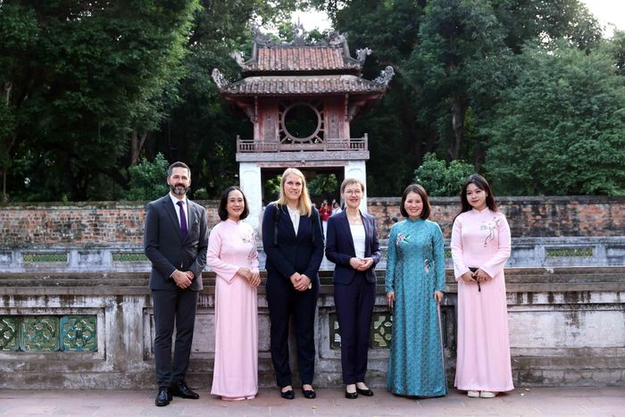 Thủ tướng Liechtenstein Brigitte Haas với các đại biểu chụp ảnh lưu niệm trong khuôn viên Văn Miếu - Quốc Tử Giám