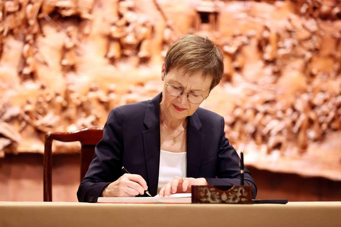 Thủ tướng Liechtenstein Brigitte Haas ghi lưu bút tại Văn Miếu - Quốc Tử Giám