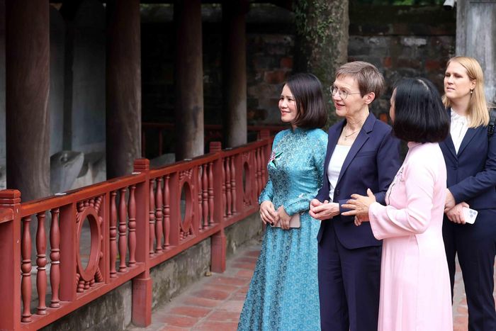 Thủ tướng Liechtenstein Brigitte Haas nghe giới thiệu về 82 tấm bia Tiến sĩ trong Văn Miếu - Quốc Tử Giám