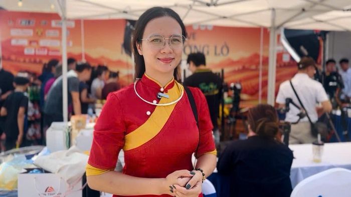 Chị Đặng Thị Kim Oanh, đến từ thôn An Hải, xã Bảo Thắng, tỉnh Lào Cai, mang đến chương trình các sản phẩm chế biến từ quả quất (Ảnh: Lê Thư)