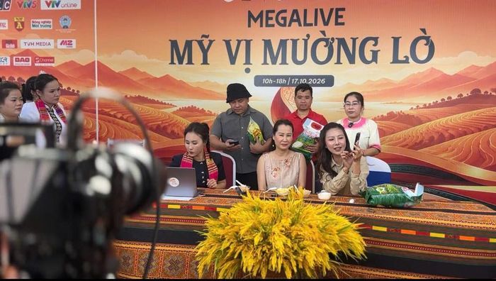 Nhạc sĩ Giáng Son trực tiếp trải nghiệm các món ăn (Ảnh: Lê Thư)