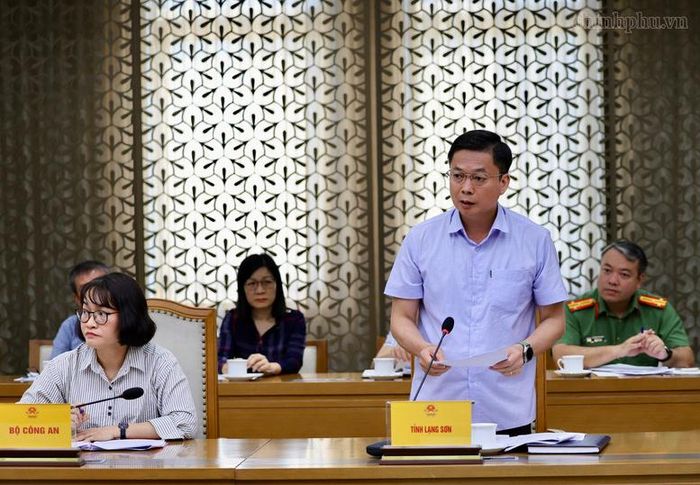 Phó Chủ tịch Thường trực UBND tỉnh Lạng Sơn Đinh Hữu Học báo cáo tại cuộc họp - Ảnh: chinhphu.vn/Phương Nguyên