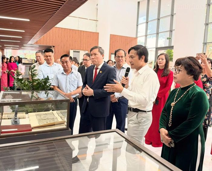 Các đại biểu tham quan không gian trưng bày của Viện Dân tộc học và Tôn giáo học - Ảnh: chinhphu.vn/Thu Giang