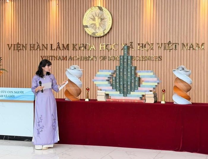 Mô hình sách – sản phẩm kết tinh từ tri thức và hoạt động nghiên cứu khoa học của hai Viện - Ảnh: chinhphu.vn/Thu Giang