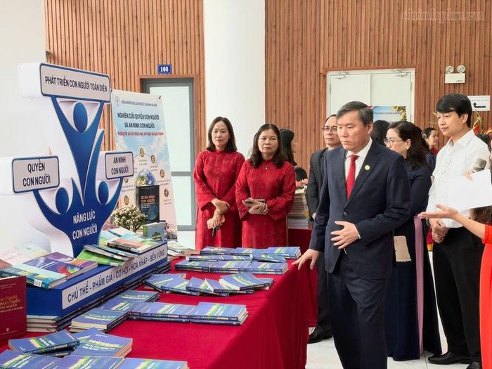 Các đại biểu tham quan không gian trưng bày của Viện Nghiên cứu Con người, Gia đình và Giới - Ảnh: chinhphu.vn/Thu Giang