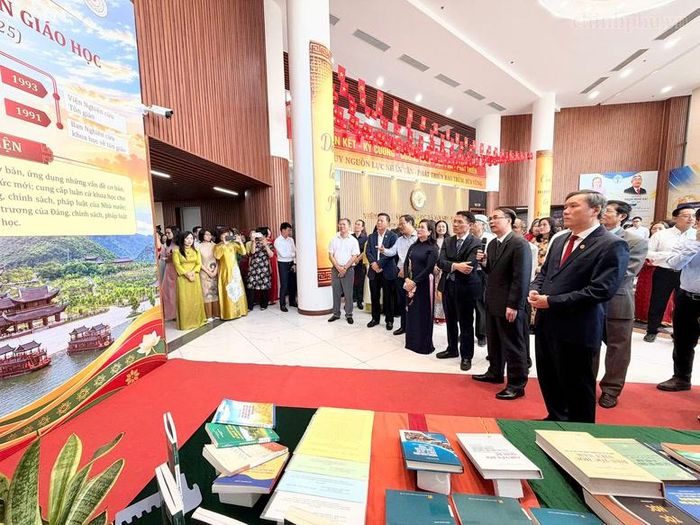 Không gian giới thiệu chặng đường hình thành, phát triển cùng những thành tựu nghiên cứu nổi bật của Viện Dân tộc học và Tôn giáo học, Viện Nghiên cứu Con người, Gia đình và Giới- Ảnh: chinhphu.vn/Thu Giang