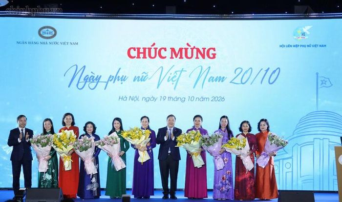 Tại Lễ ký kết, Phó Thủ tướng Phạm gia Túc và Thống đốc Ngân hàng Nhà nước Phạm Đức Ấn tặng hoa chúc mừng các đồng chí nữ lãnh đạo nhân dịp kỷ niệm Ngày Phụ nữ Việt Nam 20/10 - Ảnh: chinhphu.vn/Phương Nguyên