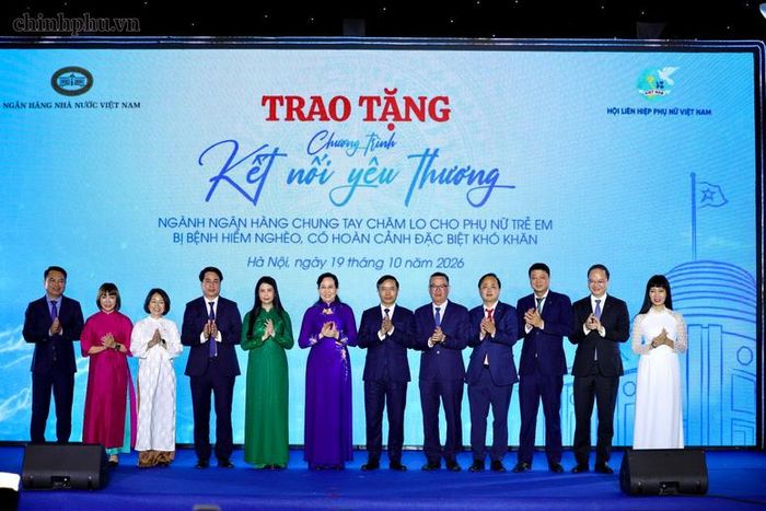 Lãnh đạo Ngân hàng nhà nước Việt Nam, Hội Liên hiệp Phụ nữ Việt Nam chứng kiến đại diện các ngân hàng chung tay chăm lo cho phụ nữ, trẻ em bị bệnh hiểm nghèo, có hoàn cảnh đặc biệt khó khăn - Ảnh: chinhphu.vn/Phương Nguyên