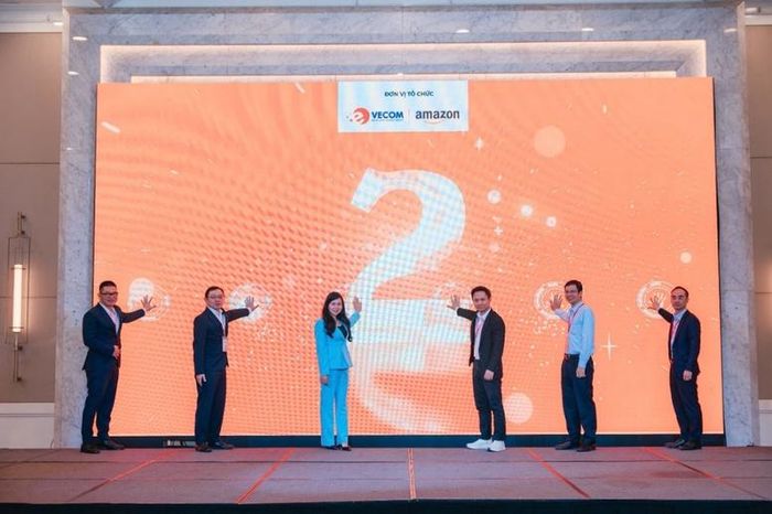 Các đại biểu thực hiện nghi thức phát động Chương trình