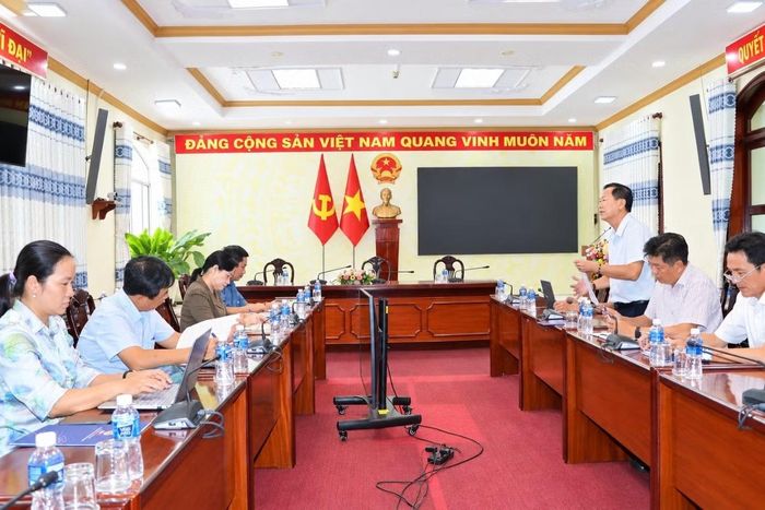 Ông Thái Minh Cương, Giám đốc Công ty Điện lực Đồng Tháp báo cáo với Đoàn Đại biểu Quốc hội tỉnh Đồng Tháp. (Ảnh: EVNSPC)