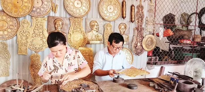 Nghệ nhân chạm bạc Đinh Quang Thắng và cô học trò Triệu Thị Phương.