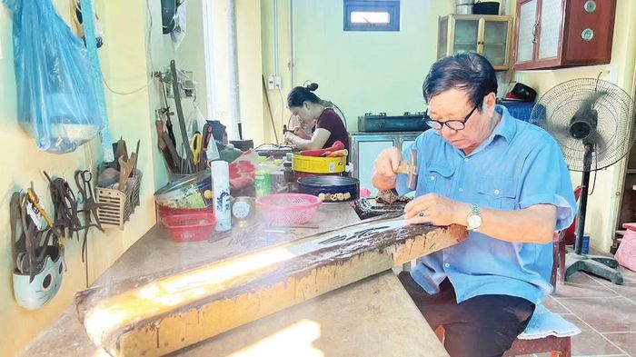 Nghệ nhân chạm bạc Đinh Quang Thắng.