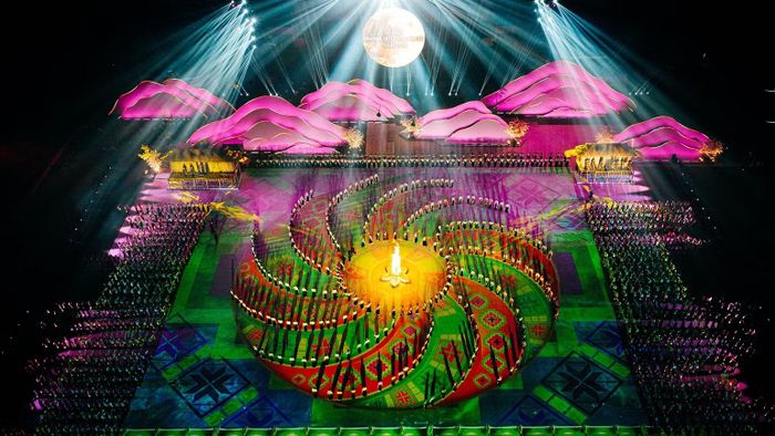 Ánh sáng kết hợp với công nghệ mapping 3D làm cho các màn trình diễn trở nên sống động.