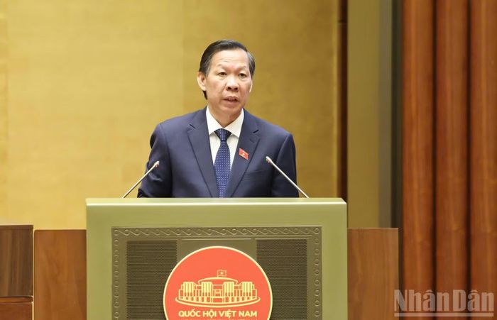 Chủ nhiệm Ủy ban Kinh tế và Tài chính Phan Văn Mãi trình bày báo cáo thẩm tra. (Ảnh: DUY LINH)