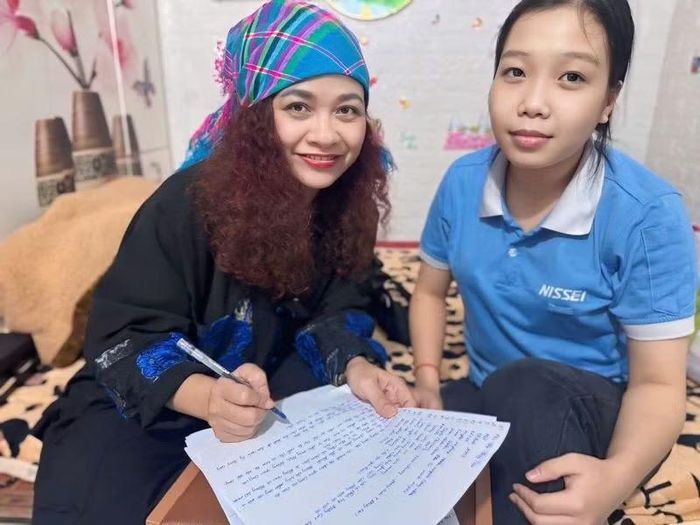 Tiến sĩ Rơ Đăm Thị Bích Ngọc (trái) - đồng tác giả bài viết, trong chuyến đi tìm hiểu về chuyển đổi số giúp phụ nữ vươn lên làm giàu.