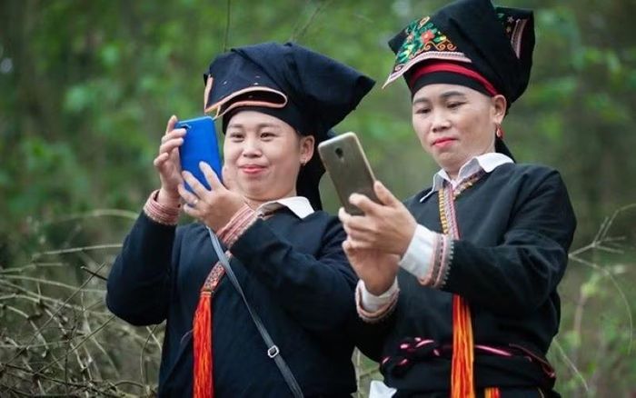 Chuyển đổi số mở rộng cơ hội cho phụ nữ dân tộc thiểu số tiếp cận thông tin, học hỏi và phát triển kinh tế gia đình. (Ảnh: ST)