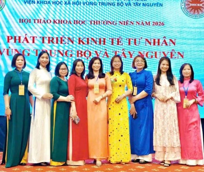 Tiến sĩ Phạm Thị Xuân Nga (giữa) - đồng tác giả bài viết và các đồng nghiệp nữ tại Hội thảo Phát triển kinh tế tư nhân vùng Trung bộ và Tây Nguyên. (Ảnh: XN)