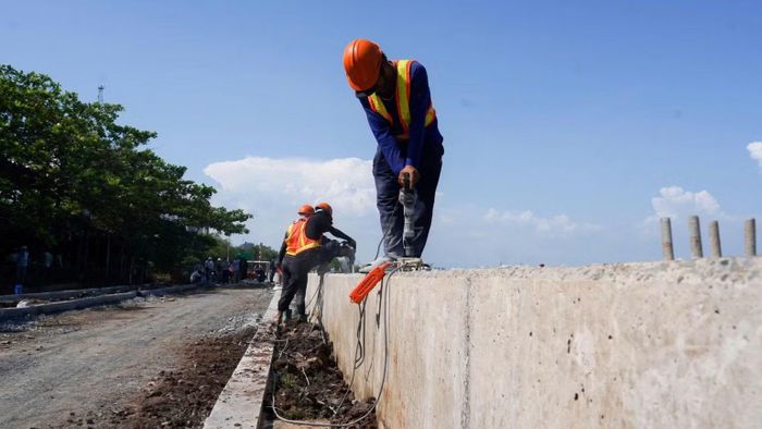 Công nhân đang "vượt nắng, thắng mưa", tăng tốc hoàn thiện các hạng mục tại cống Mương Chuối - Dự án chống ngập 10.000 tỷ đồng tại Thành phố Hồ Chí Minh. (Ảnh: THẾ ANH)