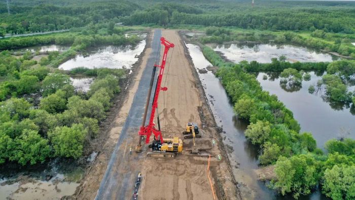 Hàng loạt sà lan, cần cẩu, thiết bị khoan cọc và máy móc cơ giới được tập kết dọc tuyến Rừng Sác, phục vụ các hạng mục thuộc dự án metro Bến Thành-Cần Giờ. (Ảnh: THẾ ANH)