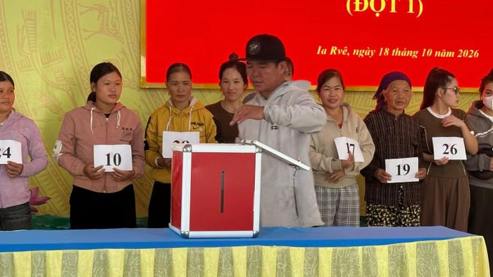 Người dân bốc thăm nhận đất. (Ảnh: TRUNG HẢI)