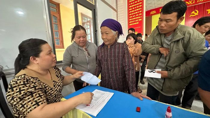 Người dân xã Ia Rvê đến làm thủ tục bốc thăm nhận đất. (Ảnh: TRUNG HẢI)