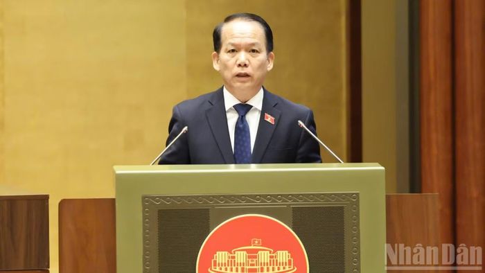 Bộ trưởng Tư pháp Hoàng Thanh Tùng trình bày Tờ trình. (Ảnh: DUY LINH)