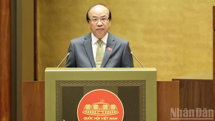 Chủ nhiệm Ủy ban Pháp luật và Tư pháp của Quốc hội Phan Chí Hiếu trình bày Báo cáo thẩm tra. (Ảnh: DUY LINH)