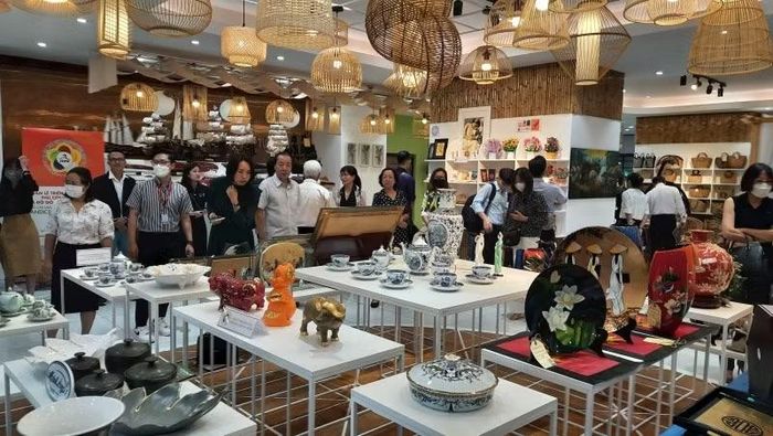 Nhà đầu tư tìm hiểu các sản phẩm mỹ nghệ được trưng bày tại Trung tâm Xúc tiến, Thương mại và Đầu tư Thành phố Hồ Chí Minh. (Ảnh: CTV)