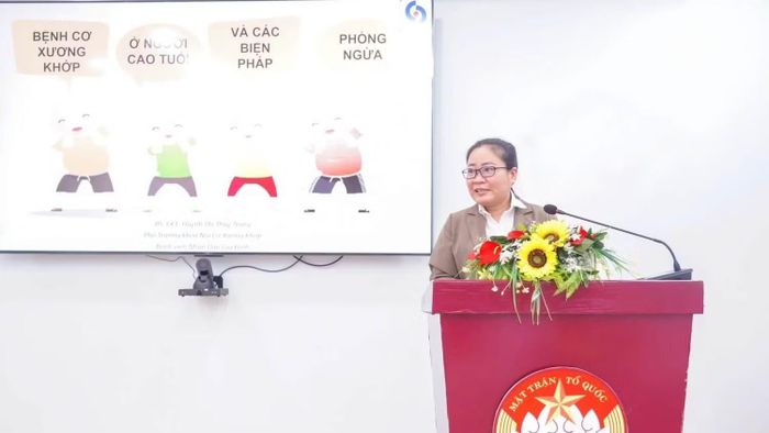Bác sĩ Huỳnh Thị Thùy Trang, Phó Trưởng Khoa Nội cơ xương khớp, Bệnh viện Nhân dân Gia Định chia sẻ chuyên môn về bệnh cơ xương khớp đến người cao tuổi. (Ảnh: CTV)